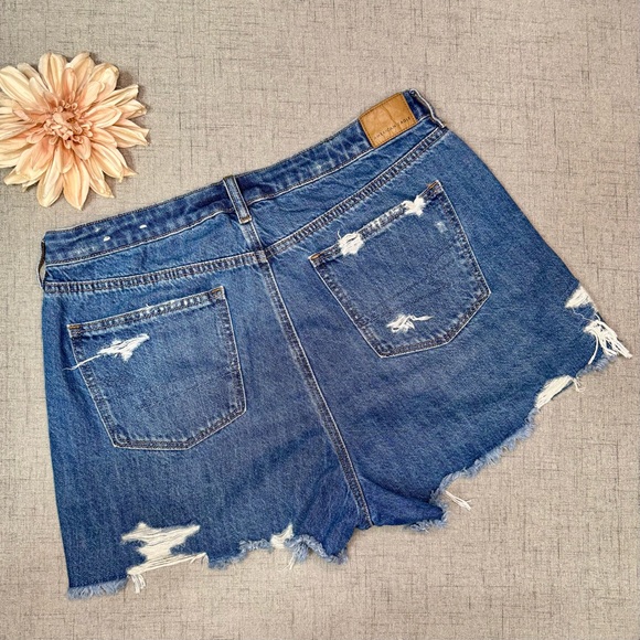 American Eagle Mom Jean Shorts Distressed Ripped Denim Size 14 - Picture 5 of 8